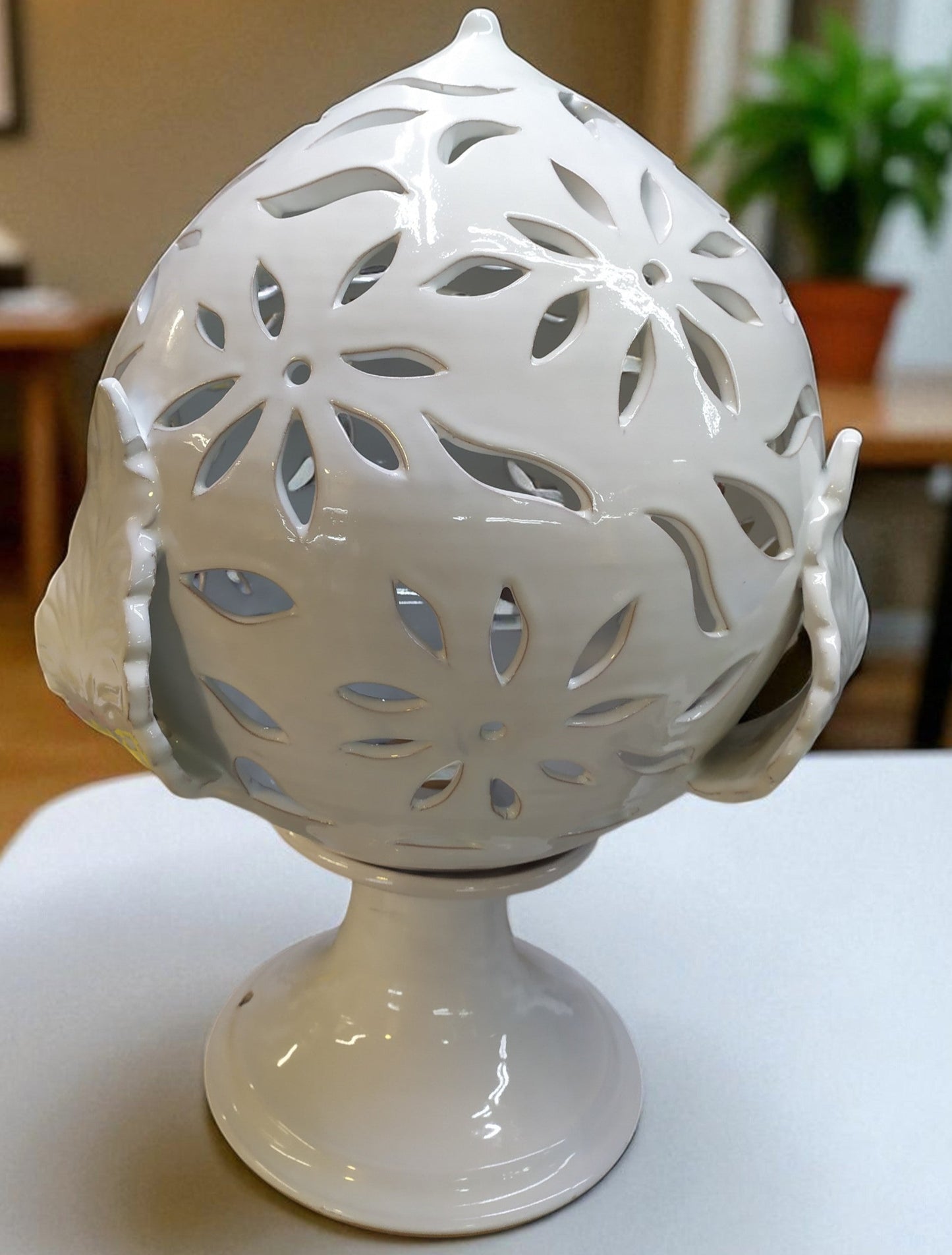 Portalampada in Ceramica Bianca Smaltata 💡 | Lume Artigianale da Tavolo o Parete – Design Elegante con Motivi Traforati ✨