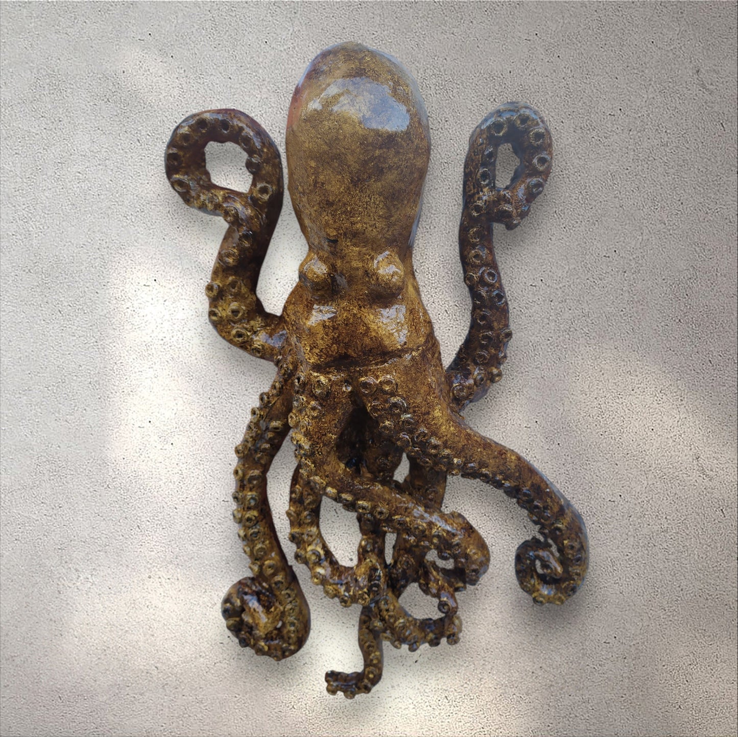 Polpo da Parete in Cemento Porcellanato 40 cm 🐙 | Scultura Artigianale Marittima per Arredo Interno o Esterno – Finitura Marrone Bronzata ✨