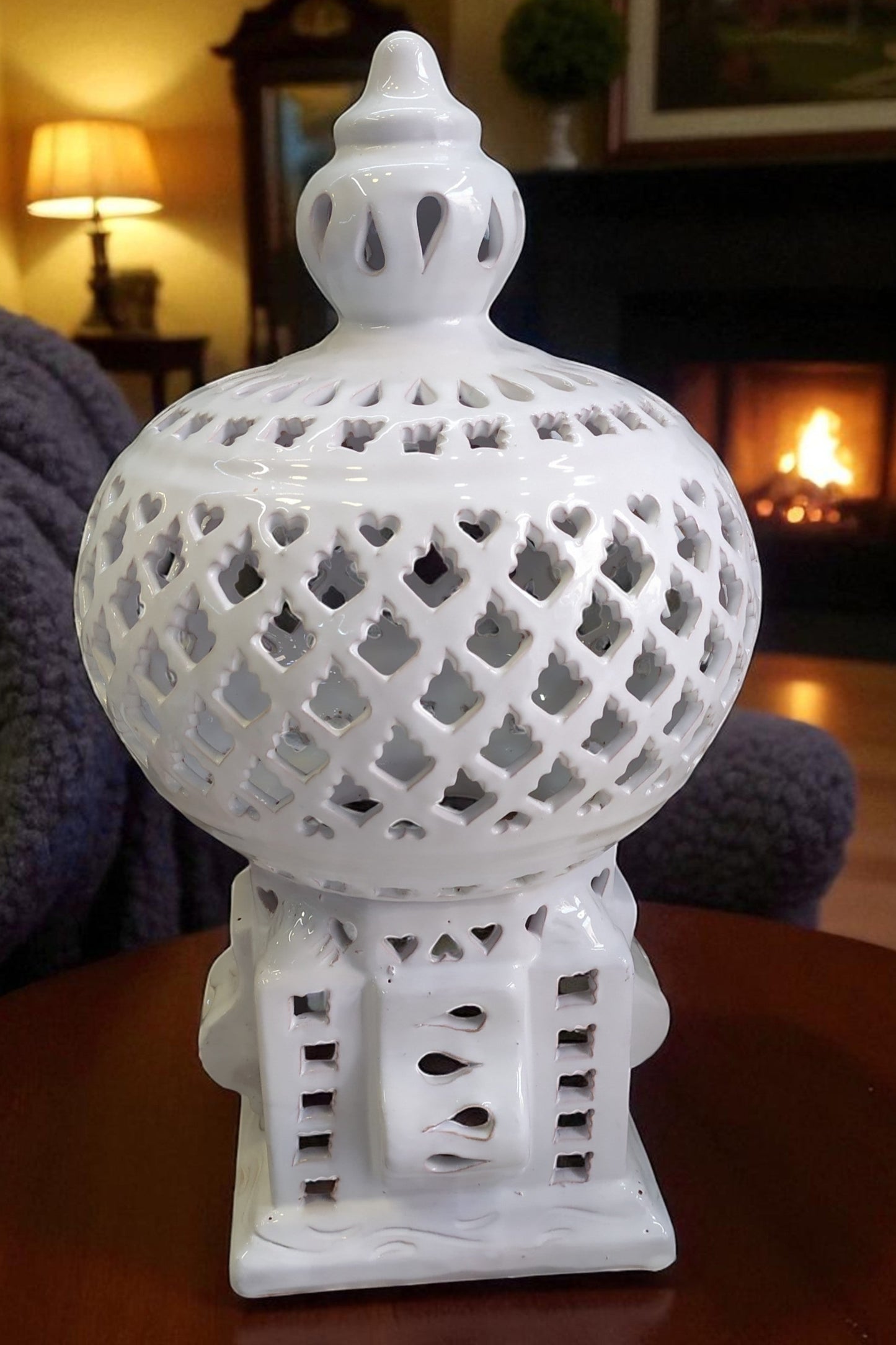 Portalampada in Ceramica Bianca Smaltata 💡 | Lume Artigianale da Tavolo o Parete – Design Elegante con Motivi Traforati ✨