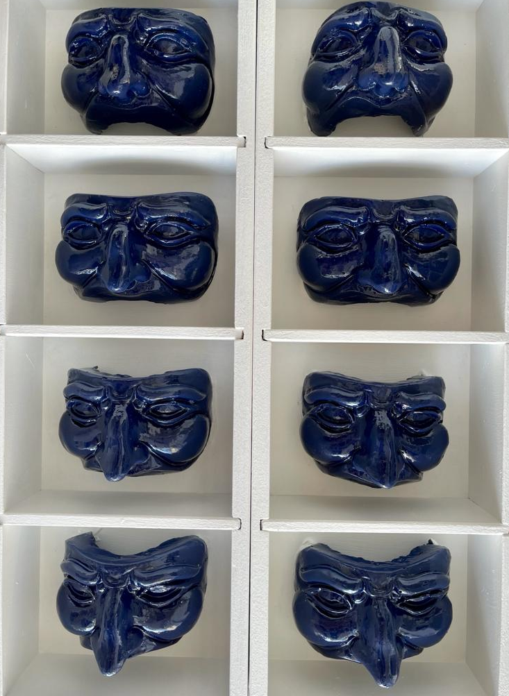 Maschera napoletana rossa in cemento porcellanato – 4 misure