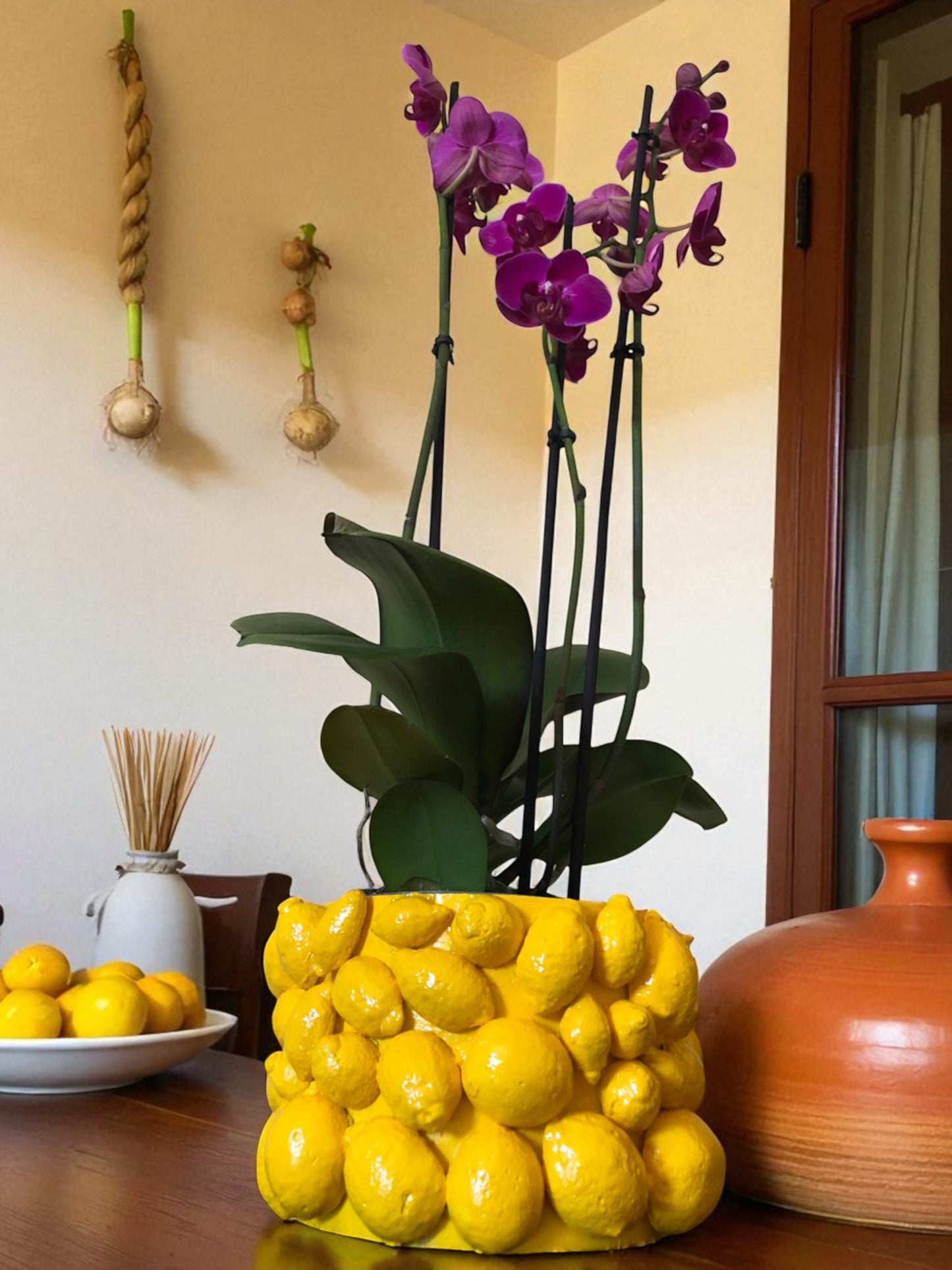 Vaso artigianale in cemento porcellanato con limoni – Design Coprivaso mediterraneo fatto a mano in Italia