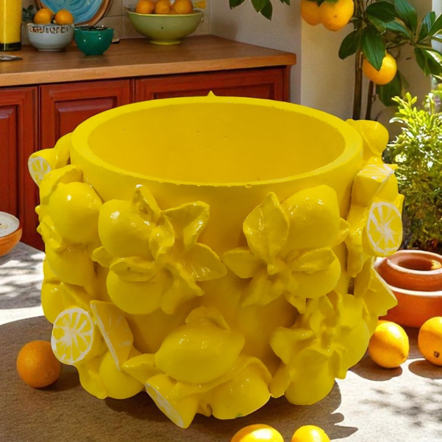 Vaso artigianale in cemento porcellanato con limoni e foglie – Design Coprivaso mediterraneo fatto a mano in Italia (20×30×20 cm)